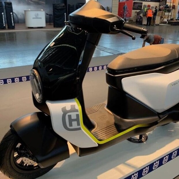 Husqvarna Vektorr নামের এই স্কুটার অসাধারন দেখতে। জানা যাচ্ছে, সংস্থা ভারতের বাজারেও এই মডেল লঞ্চ করতে পারে। তবে Husqvarna-র খুব বেশি মডেল এদেশে পাওয়া যায় না। সেক্ষেত্রে এই স্কুটার লঞ্চ হলে বাজারে চলবে কি না, তা নিয়ে প্রশ্ন থেকেই যায়।