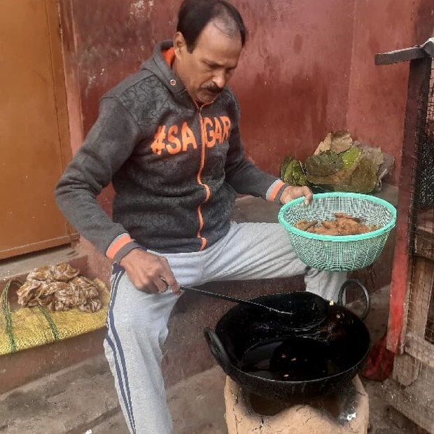 বেশ কয়েকদিন ধরেই তিনি অসুস্থ। করোনা আক্রান্ত হয়েছিলেন। ফলে জনসংযোগ হচ্ছিল না। এমনকী পার্টির কর্মসূচিতেও অংশ নিতে পারছিলেন না। তাই বাঁকুড়ার বিধায়ক অভিনব পন্থা নিলেন।