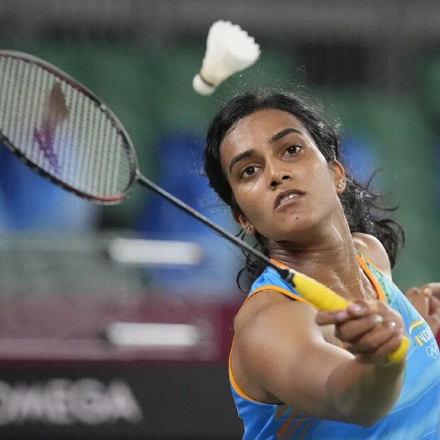 জায়ান্ট কিলার মালবিকা বাঁসোড়েকে ফাইনালে হারালেন সিন্ধু। সেমিফাইনালে রাশিয়ান এভজেনিয়া কোসেৎস্কায়ার বিরুদ্ধে দুরন্ত জয়ের পরই আত্মবিশ্বাসে টগমগ করছিলেন সিন্ধু। ফাইনালে কঠিন প্রতিপক্ষের বিরুদ্ধেও একইরকম দাপট নিয়ে খেললেন তিনি।