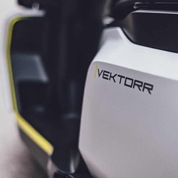 Husqvarna Vektorr উত্পাদনের বরাত পেল ভারতীয় সংস্থা বাজাজ। এবার বাজাজ অটোমোবাইল-এর পুনের প্ল্যান্টে এই স্কুটার উত্পাদন করা হবে। তবে এই মডেল আপাতত ভারতের বাজারে আসছে না। কবে নাগাদ আসবে তারও কোনও খবর নেই।