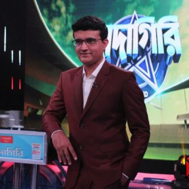 ডিসেম্বরে দাদাগিরির শুটিং চলাকালীন অসুস্থ বোধ করেছিলেন সৌরভ। এর পরই পর পর দুবার করোনা টেস্ট করান। দুবারই রিপোর্ট পজিটিভ আসে। এর আগে হৃদযন্ত্রের সমস্যা নিয়ে তিনি হাসপাতালে ভর্তি হয়েছিলেন। তাই গাঙ্গুলি বাড়ির সদস্যরা কোনও ঝুঁকি নিতে চাননি।