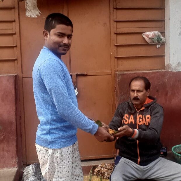 বাঁকুড়ার বিজেপি বিধায়ক নীলাদ্রি শেখর ডানা শনিবার সকাল থেকে বসে পড়লেন চপ ভাজতে। সেই চপ বিনা পয়সায় বিতরণ করলেন এলাকার মানুষদের মধ্যে।