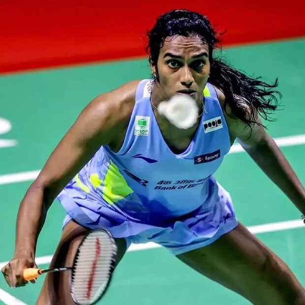 ২১-১৩, ২১-১৬-তে এদিন ফাইনালে জিতলে ভারতীয় শাটলার। আরও একবার আন্তর্জাতিক মঞ্চে দেশের নাম উজ্জবল করলেন সিন্ধু।