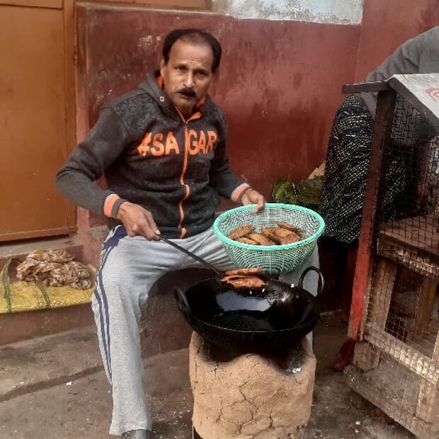 বিধায়ক নীলাদ্রি শেখর ডানার দাবি, তিনি এভাবেই জনসংযোগ করলেন। বহুদিন ধরেই তিনি বাড়ি থেকে বেরোতে পারছিলেন না। অসুস্থতার জন্য জনসংযোগ সম্ভব হচ্ছিল না। তাই শনিবার বৃষ্টির সকালে চপ ভেজে লোকজনকে খাইয়ে তিনি জনসংযোগ সারলেন।