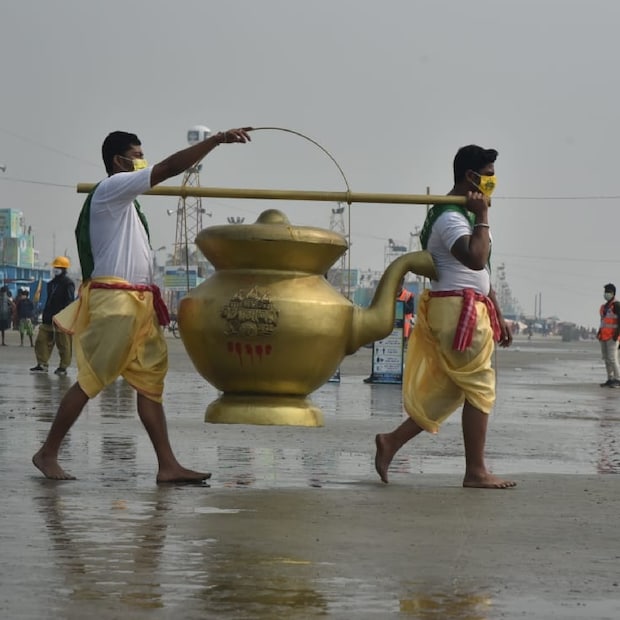 এদিন প্রদীপ প্রজ্জ্বলনের মাধ্যমে মেলার শুভসূচনা করা হয়। মেলা উপলক্ষে ইতিমধ্যে গঙ্গাসাগরে ভিড় জমিয়েছেন কয়েক হাজার পূণ্যার্থী।