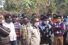 চিরুনি-কাঁচির কাজ বন্ধের নির্দেশ! সংসার চলবে কী করে? জেলাশাসকের দ্বারস্থ ক্ষৌরকর চিরুনি-কাঁচির কাজ বন্ধের নির্দেশ! সংসার চলবে কী করে? জেলাশাসকের দ্বারস্থ ক্ষৌরকর