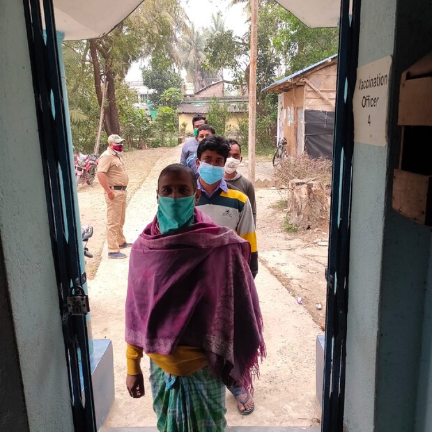 অতিমারী আবহে ডায়মন্ডহারবারের ব্লকে ব্লকে, পঞ্চায়েতে, পুরসভার প্রতিটি ওয়ার্ডে খোলা হয়েছে একের পর এক কন্ট্রোল রুম, চালু হয়েছে ডক্টরস অন হুইলস, টেস্টিং অন হুইলস। চলছে মাস্ক বিলি, সচেতনতার প্রচার। সম্প্রতি, ব্যক্তিগত মতামত হিসেবে, অভিষেক বন্দ্যোপাধ্যায় জানিয়েছেন, আগামী দু'মাস কোনও রকম রাজনৈতিক কর্মসূচি নেওয়া ঠিক হবে না।