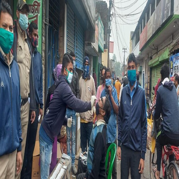 এদিন ডায়মন্ড হারবারের সমস্ত হেলথ সাবসেন্টার ও পুরসভার ক্ষেত্রে আরবান প্রাইমারি হেলথ সেন্টারগুলিতে প্রশিক্ষণ প্রাপ্ত আশা কর্মী ও এএনএমরা ব়্যাপিড অ্যান্টিজেন পরীক্ষা করে চলেছেন। এছাড়াও বিভিন্ন পঞ্চায়েত ও পুর এলাকার বিভিন্ন দোকান-বাজার, রাস্তাঘাটে ঘুরে বেড়াচ্ছে ‘টেস্টিং অন হুইলস।’ গোটা রাজ্যে যখন প্রবল গতিতে বাড়ছে করোনা সংক্রমণ, তখন ডায়মন্ড হারবারে সেই হার কিন্তু অনেকটাই কম। এদিন যত সংখ্যক টেস্ট এখনও পর্যন্ত হয়েছে, তার মধ্যে মাত্র ২.৭২ শতাংশ পজিটিভ রিপোর্ট এসেছে বলে জানা গিয়েছে। যা গোটা বাংলার নিরিখে যথেষ্টই ভালো।