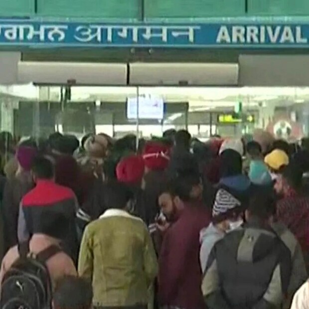 পাশাপাশি সন্দেহভাজন এবং পজিটিভ কেসগুলি নিয়ে সময়মত ব্যবস্থা নিতে বলা হয়েছে। করোনভাইরাসের (Coronavirus) নতুন রূপের প্রাদুর্ভাবের নিয়ন্ত্রণের উপর দৃষ্টি দিতে বলা হয়েছে। kendriyo স্বাস্থ্য সচিব এদিন আরও বলেন সমস্ত স্বাস্থ্যসেবা সেন্টারগুলিকে ‘ইনফ্লুয়েঞ্জা লাইক ইলনেস’ অর্থাৎ ইনফ্লুয়েঞ্জার মতো রোগীর ক্ষেত্রেও রিপোর্ট করা উচিত। প্রতীকী ছবি।