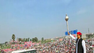 অখিলেশের আসন কোথায়?