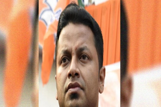 সোশ্যাল মিডিয়ায় বিস্ফোরক অনুপম হাজরা Photo: File Photo