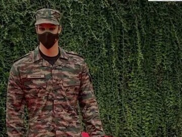 অভিযান চলাকালীন লুকিয়ে থাকা জঙ্গিরা নিরাপত্তাবাহিনীকে লক্ষ্য করে গুলি চালায় এবং দুই সেনা সদস্য নিহত হন। নিরাপত্তা বাহিনীর হাতে একজন সন্ত্রাসীও নিহত হয়েছে। নিহত জঙ্গির পরিচয় জানার চেষ্টা চলছে। অভিযান চলাকালীন লুকিয়ে থাকা জঙ্গিরা নিরাপত্তাবাহিনীকে লক্ষ্য করে গুলি চালায় এবং দুই সেনা সদস্য নিহত হন। নিরাপত্তা বাহিনীর হাতে একজন সন্ত্রাসীও নিহত হয়েছে। নিহত জঙ্গির পরিচয় জানার চেষ্টা চলছে।