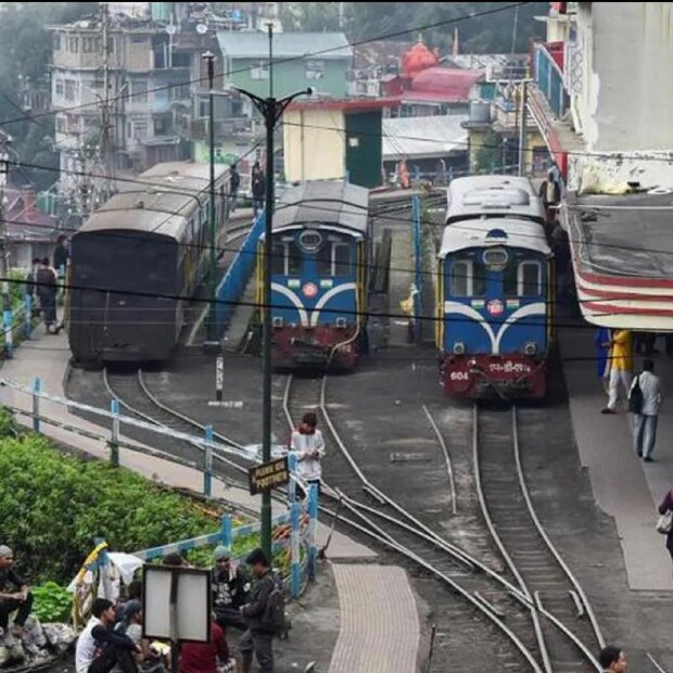 বুধবার পর্যটকদের সোয়াব পাঠানো হয়েছিল ল্যাবে। রিপোর্ট পজিটিভ এসছে বলে জানান দার্জিলিং জেলা হাসপাতালের সুপার শুভাশীষ চন্দ।