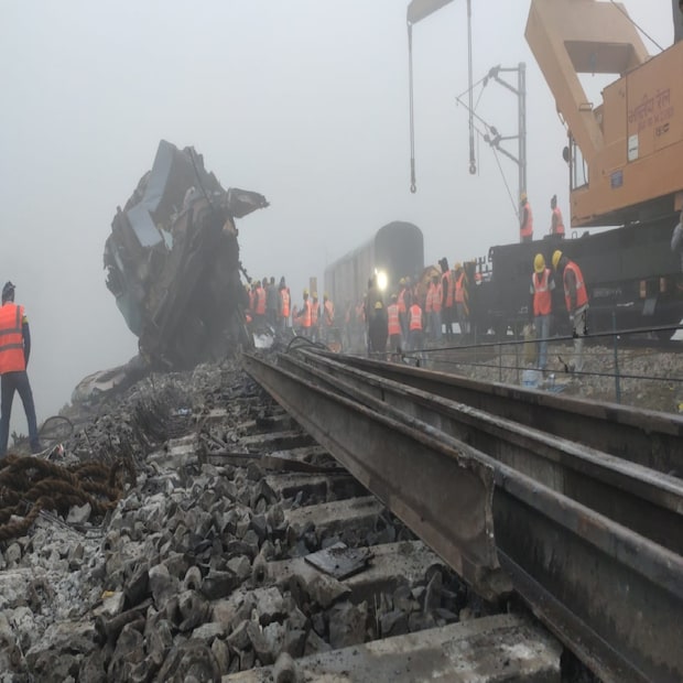 শেষ খবর পাওয়া পর্যন্ত এই দুর্ঘটনায় ৯ জন যাত্রীর মৃত্যু হয়েছে৷ তবে হাসপাতালে ভর্তি আহতদের মধ্যে কোনও যাত্রীর অবস্থাই খুব একটা আশঙ্কাজনক নয় বলেই খবর রেল সূত্রে৷ 