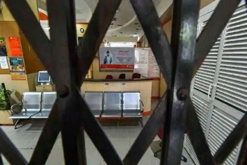 বিভিন্ন রাজ্যের আলাদা আলাদা ছুটি রয়েছে৷ প্রাইভেট ও পাবলিক সেক্টর ব্যাঙ্কগুলি ছুটি পাবে৷ তাছাড়া দ্বিতীয় ও চতুর্থদিনের শনিবার এবং রবিবার ব্যাঙ্ক বন্ধ (bank holidays) থাকবে৷ Photo-PTI