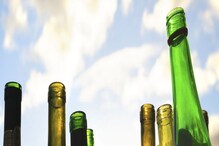 Beer Bottle Colour : নতুন বছরের উল্লাসে হাতে হাতে ঘুরছে বিয়ার, জানেন কি এই বোতলের রঙ সবুজ বা খয়েরিই কেন হয়? Beer Bottle Colour : নতুন বছরের উল্লাসে হাতে হাতে ঘুরছে বিয়ার, জানেন কি এই বোতলের রঙ সবুজ বা খয়েরিই কেন হয়?