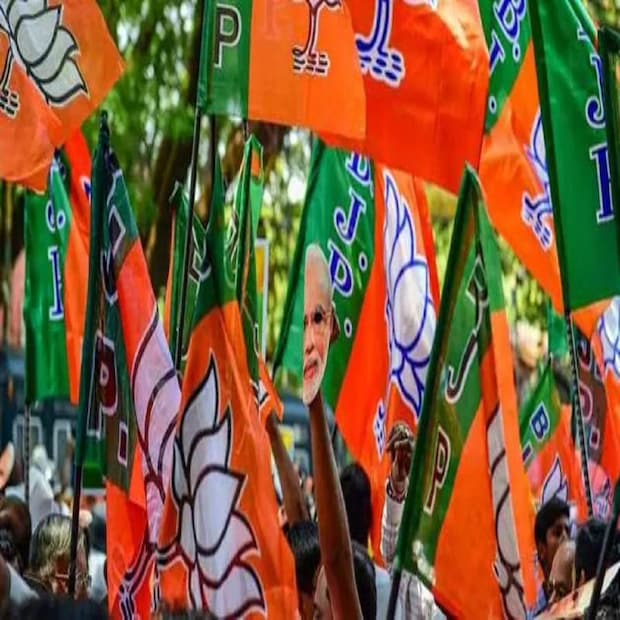 রাস্তার ধারে চা দোকান চালান কাঞ্চন সিনহা। এই 'আমআদমি' যুবকই এবারের বিজেপির পুরপ্রার্থী তালিকার অন্যতম চমক যাঁর দেখা মিলল কুলটিতে। পুরনিগমের ৬১ নম্বর ওয়ার্ডের বিজেপি প্রার্থী হয়েছেন এই কাঞ্চন সিনহা। পেশায় তিনি চা বিক্রেতা। নিয়ামতপুর ইস্কো বাইপাশের ধারে ছোট্ট চায়ের দোকান তাঁর। দলের সঙ্গে যুক্ত ৮ বছর ধরে। মণ্ডলের সহ সভাপতির দায়িত্বে তিনি।