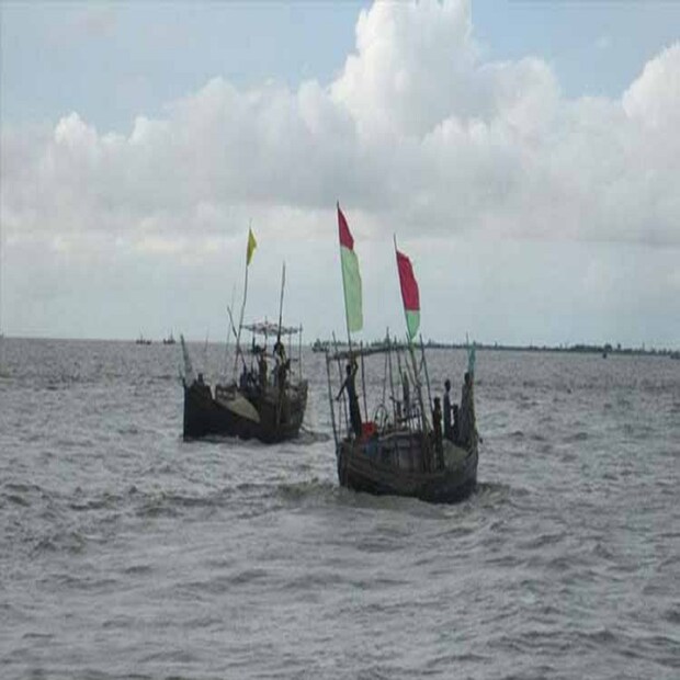 রবিবার বিকেলে উত্তরে হাওয়ার দাপটে সমুদ্র উত্তাল হয়ে ওঠে। যার জেরে ট্রলারটির পাঠাতন ফেটে যায়। হু হু কর জল ঢুকতে থাকে। ট্রলারে ৪ জন মৎস্যজীবী ছিলেন। বাঁচার জন্য চিৎকার জুড়ে দেন। 
