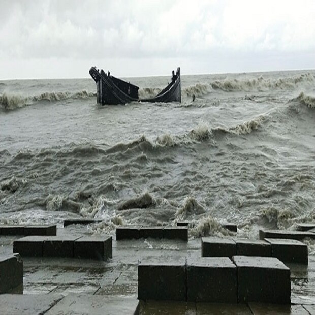 পাশের ট্রলারের মৎস্যজীবীরা এসে ৪ জনকে উদ্ধার করেন। খবর পেয়ে সাগর উপকূল থানা ও মৎস্যজীবী ইউনিয়নের একটি ট্রলার ঘটনাস্থলে পৌঁছেছে। ডুবন্ত ট্রলারটিকে উদ্ধার করে তীরে আনা হচ্ছে। উদ্ধার ৪ মৎস্যজীবী সাগরের মহিষামারি এলাকার বাসিন্দা।