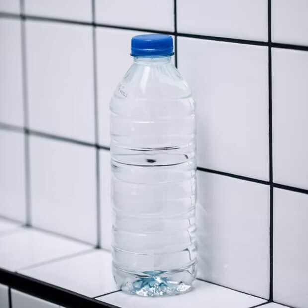 প্লাস্টিকের বোতলে (PLASTIC BOTTLE) যে বিশেষ কেমিক্যাল থাকে, সেগুলি শরীরে হরমোনের সমস্যা তৈরি করতে পারে।  Bisphenol-A (BPA)-নামে যে কেমিক্যালের উপস্থিতি থাকে প্লাস্টিকের বোতলে (PLASTIC BOTTLE), সেটি শরীরে হরমোনের ভারসাম্য নষ্ট করে বলে মনে করছেন অনেকেই। এ ছাড়াও একাধিক কেমিক্যাল শরীরে হরমোনের সমস্যা তৈরি করে। Photo by Unsplash