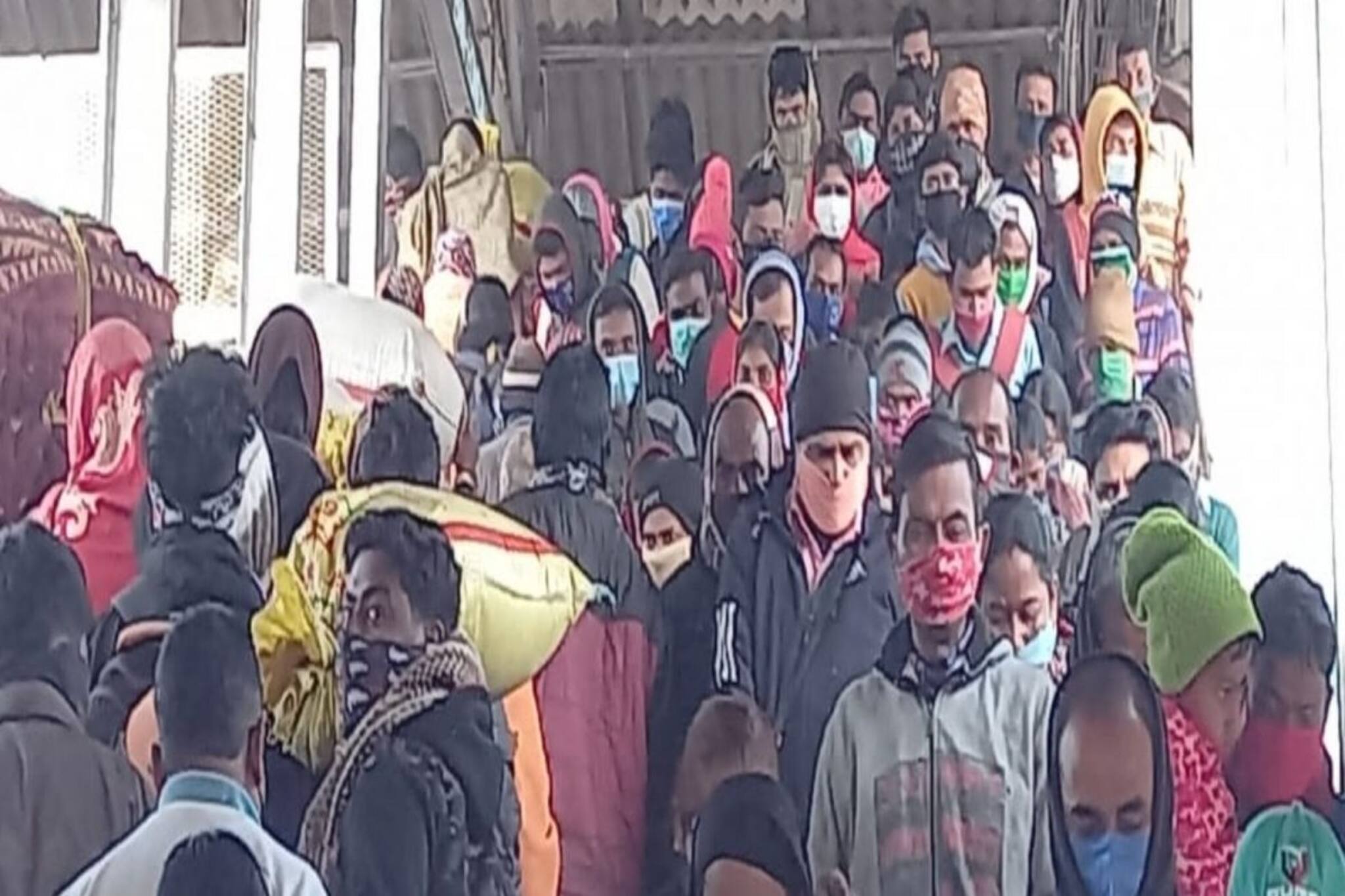 ভিড় দেখে আঁতকে উঠছেন মানুষ! বর্ধমান রেল স্টেশনে ভিলেন বন্ধ 'এস্কেলেটর'...