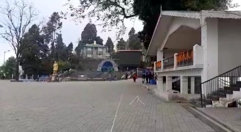  আজও শৈলশহর দার্জিলিং থেকে কালিম্পং, কার্শিয়ং থেকে মিরিকে হাড়হিম করা ঠান্ডা। 