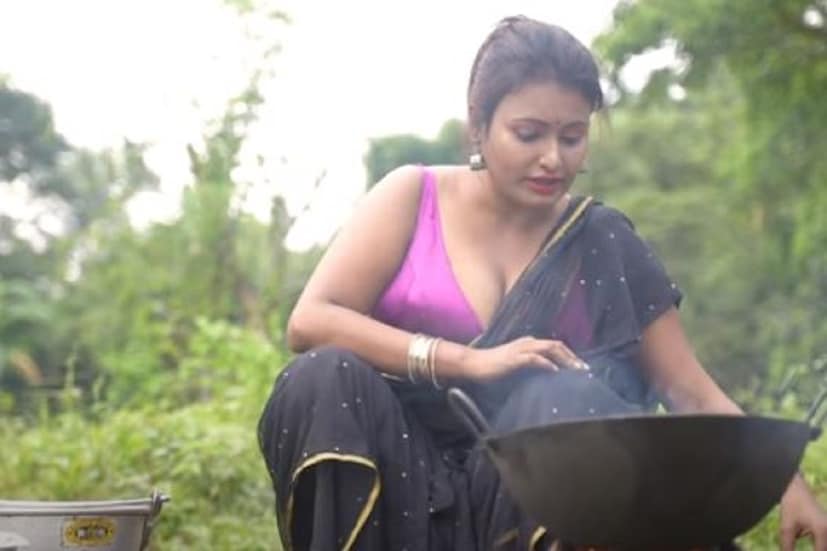 অথচ এর আগে এই বর্ষা ও মধুর আপলোড হওয়া ভিডিওগুলি কিন্তু হিটই ছিল৷ Photo Courtesy- Unique Village Food/ Youtube/ Video Grab