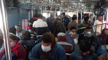 ঠাসাঠাসি ভিড় কামরায়, বিধিনিষেধকে পাত্তা না দিয়েই ছুটলো লোকাল ট্রেন
ঠাসাঠাসি ভিড় কামরায়, বিধিনিষেধকে পাত্তা না দিয়েই ছুটলো লোকাল ট্রেন