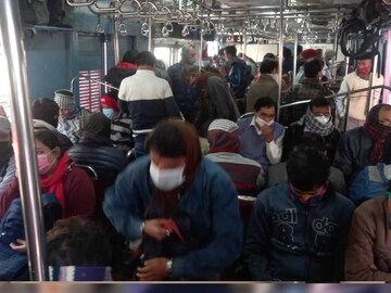 ঠাসাঠাসি ভিড় কামরায়, বিধিনিষেধকে পাত্তা না দিয়েই ছুটলো লোকাল ট্রেন
