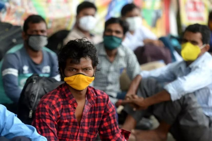 করোনাভাইরাসের সংক্রমণের হার বেশ খানিকটা নিয়ন্ত্রণে থাকলেও বিধি নিষেধে কোনওরকম ঢিলেমি দিতে নারাজ রাজ্য প্রশাসন। রাজ্যে আগামী ১৫ ফেব্রুয়ারি পর্যন্ত জারি কোভিড বিধিনিষেধ। রাত ১১ টা থেকে ভোর ৫টা পর্যন্ত জারি থাকছে নাইট কারফিউ। সামনেই রয়েছে পুরনির্বাচন। তাতে ভারচুয়াল প্রচারেই বেশি জোর দিয়েছে নির্বাচন কমিশন। আর এই ভোটকে কেন্দ্র করে যাতে রাজ্যে নতুন করে করোনা সংক্রমণ মাথাচাড়া দিয়ে না ওঠে, তার জন্য যথেষ্ট তৎপর প্রশাসন।রকার। ইতিমধ্যে বঙ্গে জারি কড়া বিধিনিষেধ (West Bengal Covid Restrictions)। কলকাতা, উত্তর ও দক্ষিণ ২৪ পরগনা, হাওড়ার বিভিন্ন এলাকাকে মাইক্রো কনটেনমেন্ট জোন হিসাবে চিহ্নিত করা হয়েছে। সংগৃহীত ছবি।