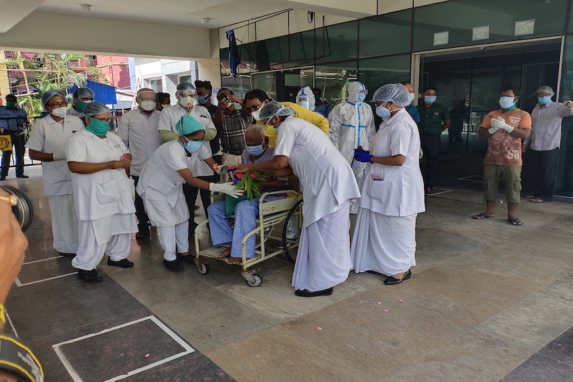 *রাজ্যে গত ২৪ ঘণ্টায় এক ধাক্কায় আরও অনেকটাই কমল করোনা আক্রান্তের সংখ্যা। তবে করোনা আক্রান্ত হয়ে মৃত্যুর সংখ্যা বাড়ল রাজ্যে। যদিও আশা জাগিয়ে রাজ্যে করোনা সংক্রমণের হার আবারও কিছুটা কমল। ফাইল ছবি। 