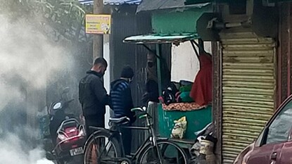 কনটেনমেন্ট জোন ঘোষণাই সার! কেউ মানছে না করোনা বিধি কনটেনমেন্ট জোন ঘোষণাই সার! কেউ মানছে না করোনা বিধি