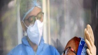 কমেছে পজিটিভিটি রেটও। রবিবার যা ছিল ১.৪২ শতাংশ, সোমবার তা আরও কমে হয়েছে ১.২৯ শতাংশ। 