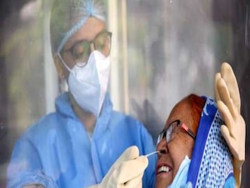 কমেছে পজিটিভিটি রেটও। রবিবার যা ছিল ১.৪২ শতাংশ, সোমবার তা আরও কমে হয়েছে ১.২৯ শতাংশ। 
