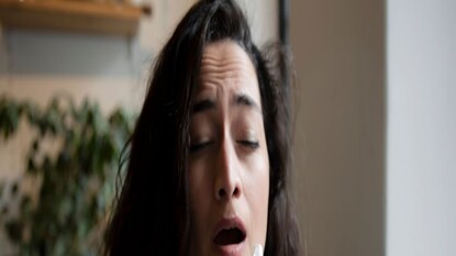 কোভিড-১৯ এর প্রথম এবং সবচেয়ে সাধারণ লক্ষণ হল জ্বর। সাধারণত ৪ থেকে ৬ দিন জ্বর থাকে। কখনও কখনও, প্যাটার্নটি ভাইরাল জ্বরের অনুরূপ। কোভিড-১৯ এর প্রথম এবং সবচেয়ে সাধারণ লক্ষণ হল জ্বর। সাধারণত ৪ থেকে ৬ দিন জ্বর থাকে। কখনও কখনও, প্যাটার্নটি ভাইরাল জ্বরের অনুরূপ।