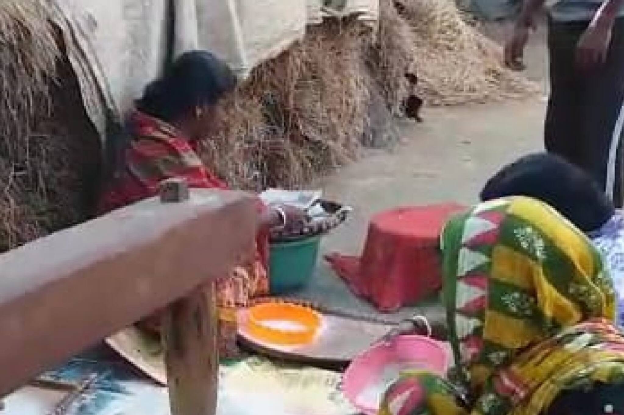 ঢেঁকিতে চাল কুটতে ব্যস্ত মহিলারা, গ্রামবাংলায় এখনও বেঁচে পৌষ পার্বণ