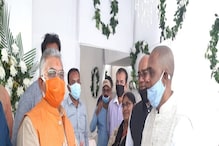 আচমকা খড়্গপুরে তৃণমূলের পুর-প্রশাসকের বাড়িতে বিজেপির দিলীপ ঘোষ! কারণটা কী? আচমকা খড়্গপুরে তৃণমূলের পুর-প্রশাসকের বাড়িতে বিজেপির দিলীপ ঘোষ! কারণটা কী?