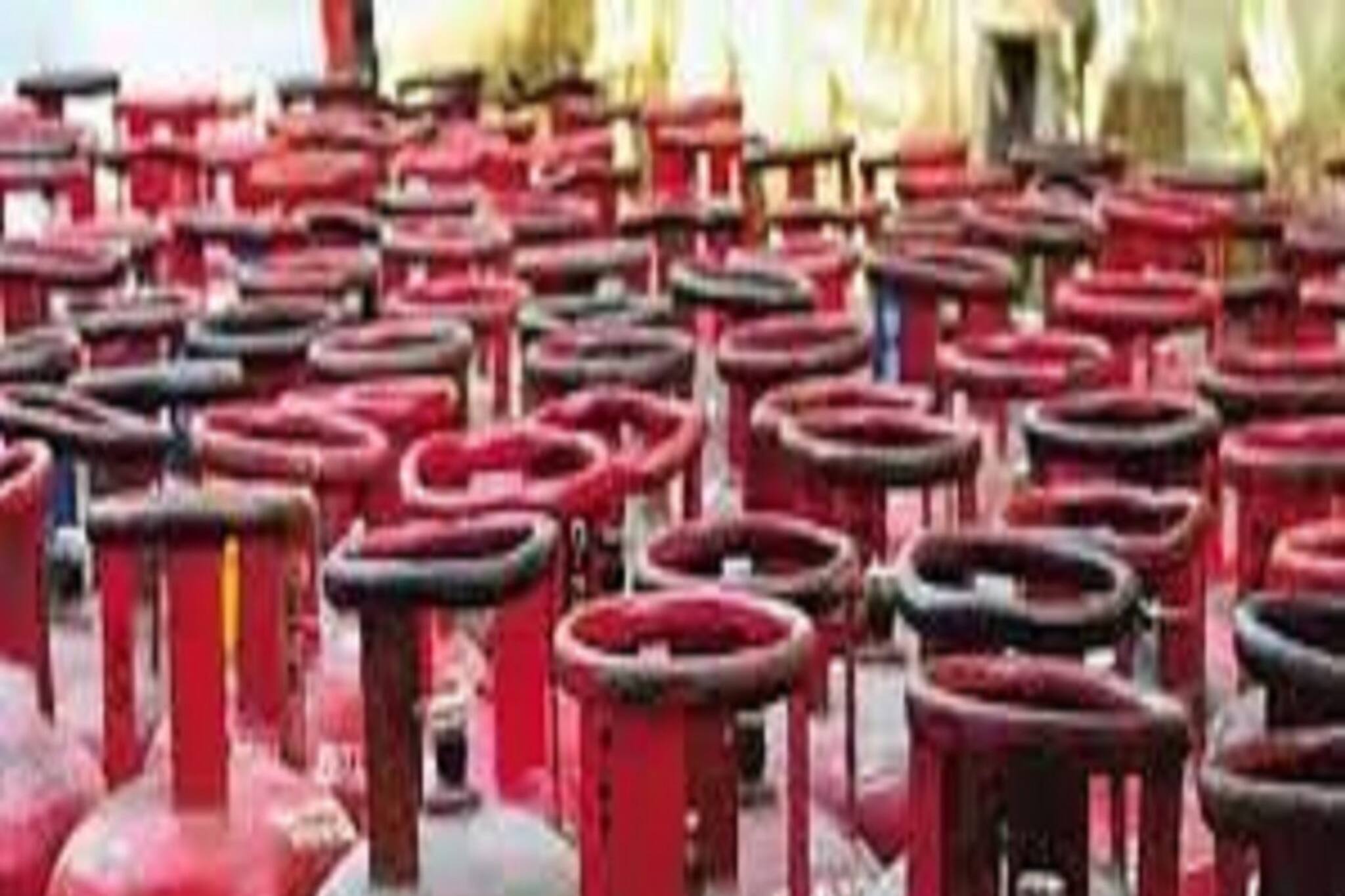 LPG Price: নতুন বছরের বিরাট উপহার! রান্নার গ্যাসের সিলিন্ডার ১০০ টাকা সস্তা