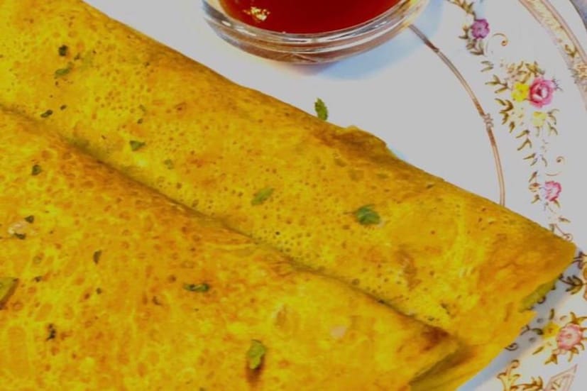 ওমলেট বলতে আপনারও নিশ্চই প্রথমেই ডিমের কথাই মাথায় আসে। ডিম, পিঁয়াজ কুঁচি, টমেটো কুঁচি, কাঁচা লঙ্কা কুঁচি ও নুন দিয়ে তৈরি ওমলেটের নাম শুনলেই জিভে জল চলে আসে। তবে জানেন কি, ডিম ছাড়াও ওমলেট (Eggless Omelette)বানানো যায়? নিশ্চয়ই অবাক হচ্ছেন! ভাবছেন কেউ নেহাতই মজা করছে। কিন্তু জানেন কী শীতের সকাল বা বিকেলে চটজলদি এই স্ন্যাক্স বানিয়ে মুহূর্তে বাড়ির সকলের মন জয় করতে পারেন আপনি। মাত্র কয়েকটি সাধারণ পদ্ধতির মধ্যে দিয়েই বানিয়ে ফেলতে পারেন এই রেসিপি। খেয়ে অবশ্যই জানাবেন কেমন লাগল এই রেসিপি।