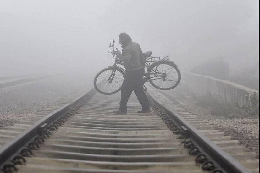পশ্চিবঙ্গের ওয়েদার আপডেট (West Bengal Weather Update) বা  আবহাওয়ার আপডেট (Weather Update) অনুযায়ি সকালে ঘন কুয়াশার (Fog) চাদর। কোথাও কোথাও দৃশ্যমানতা ২০০ মিটার। কোথাও দৃশ্যমানতা তারও নিচে নেমে যাবে। Photo- File 