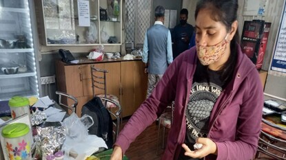 কোভিড আক্রান্তদের বাড়ি বাড়ি খাবার কোভিড আক্রান্তদের বাড়ি বাড়ি খাবার