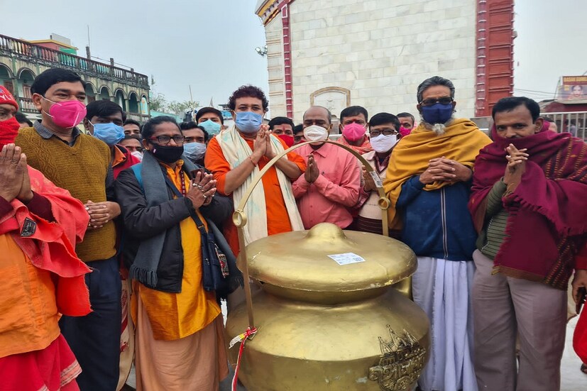 মুখ্যমন্ত্রী মমতা বন্দ্যোপাধ্যায়ের উদ্যোগে গঙ্গাসাগরের (Gangasagar) জল পৌঁছল তাড়াপীঠে। মকর সংক্রান্তিতে মঙ্গল কামনায় পূণ্যতীর্থ গঙ্গাসাগরে ডুব স্নানে পূণ্যার্থীদের ভিড় রুখতে নয়া উদ্যোগ নিয়েছেন স্বয়ং রাজ্যের মুখ্যমন্ত্রী মমতা বন্দ্যোপাধ্যায়। (তথ্য ও ছবি: অক্ষয় ধীবর)