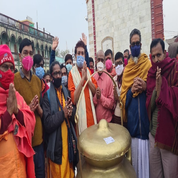 করোনা সংক্রমণ রুখতে বিভিন্ন জেলায় পৌঁছে দেওয়ার ব্যবস্থা করলেন গঙ্গাসাগরের পূণ্য বারি। শুক্রবার সকালে এসে পৌঁছল গঙ্গাসাগর-বারি ভর্তি বিশালাকার পিতল রংয়ের ফাইবারের একটি তাম্বুলকুন্ড। যার ভিতরে রয়েছে ১০০ লিটার পবিত্র গঙ্গাসাগরের পুণ্য বারি। (তথ্য ও ছবি: অক্ষয় ধীবর)