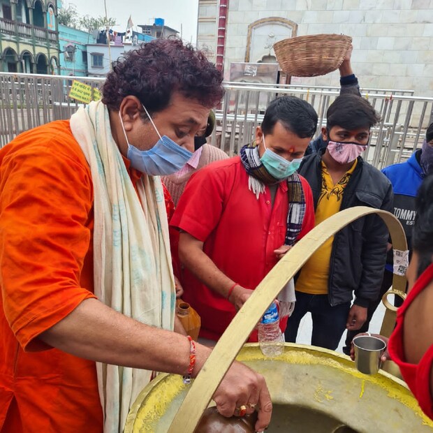 গঙ্গাসাগর থেকে বিশেষ ট্রেনে এই জল আনা হয়। তারাপীঠ  মন্দির কমিটির সদস্যরা শুক্রবার সকালে এই পবিত্র গঙ্গার জল পেয়ে আপ্লুত। শুক্রবার সকালে রামপুরহাট মহকুমা প্রশাসনের ডেপুটি ম্যাজিস্ট্রেট রণজিৎ হালদার পৌঁছে যান তারাপীঠ মন্দিরে। সেখানে মন্দির কমিটির  হাতে তুলে দেওয়া হয় এই পবিত্র জল। (তথ্য ও ছবি: অক্ষয় ধীবর)