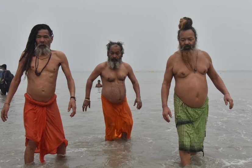 করোনা আবহেই হচ্ছে গঙ্গাসাগর  (Gangasagar)। করোনার বাড়বাড়ন্তের মধ্যেই এবছর গঙ্গাসাগর মেলার অনুমতি দিয়েছে কলকাতা হাইকোর্ট। 