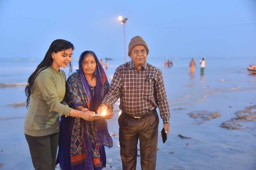 আজ মকরসংক্রান্তি। সকাল থেকেই গঙ্গাসাগরে  (Gangasagar) পুণ্যস্নানে মানুষের ঢল। দেশের বিভিন্ন প্রান্ত থেকে মানুষ এসেছেন। 