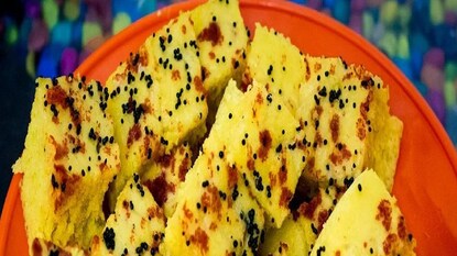 মোমো, গার্লিক ব্রেড, চিলি কর্ন- এসবও আনাতে পারেন। তবে খুব গরমে খুব ভারী খাবার না খাওযাই ভাল। মোমো, গার্লিক ব্রেড, চিলি কর্ন- এসবও আনাতে পারেন। তবে খুব গরমে খুব ভারী খাবার না খাওযাই ভাল।