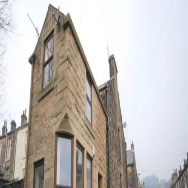 গ্রেটার ম্যানচেস্টারের (Greater Manchester) রামসবটমে (Ramsbottom) এমনই একটি বাড়ি বিক্রি করা হচ্ছে। কিন্তু সকলের মনে হচ্ছে, লোকেশন অনুযায়ী একটি বেডরুম যুক্ত সেই বাড়ি খুবই কম দামে বিক্রয় করা হচ্ছে। কিন্তু আসলে সেই বাড়ির ভেতরে লুকিয়ে রয়েছে একটি রহস্য। সেই কারণেই কম দামে বিক্রি করা হচ্ছে সেই বাড়ি।