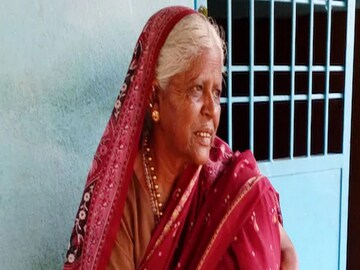 ওই স্কুলেই মিড ডে মিল রাঁধেন এই বৃদ্ধা