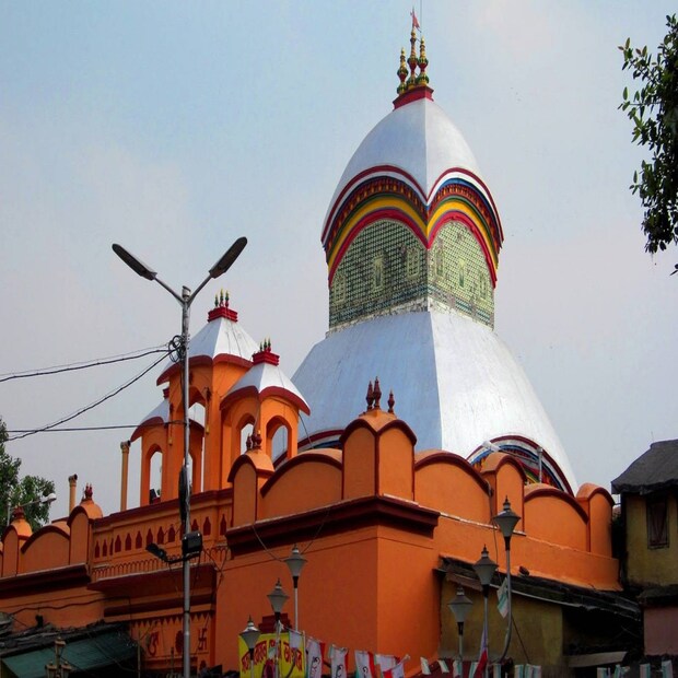 ক্রমাগত বাড়তে চলা করোনা সংক্রমণ ঠেকাতেই গর্ভগৃহে দর্শকদের প্রবেশ বন্ধ করার সিদ্ধান্ত নেওয়া হয়েছিল বলে মন্দির কমিটির তরফে জানানো হয়েছে। ১ জানুয়ারি ছিল নববর্ষ। আবার ছিল কল্পতরু উৎসব। সেজন্য সকলেই ওই দিনটিতে মায়ের পুজো দিয়ে বছর শুরু করতে চান। ফলে অগুণতি মানুষের ভিড় হয় কালীঘাট মন্দিরে। তাই সেই দিন থেকেই বন্ধ ছিল গর্ভগৃহ। তবে, সে সময় গোটা মন্দিরই বন্ধ করে দেওয়া হয়েছিল। পরে মন্দির খুললেও বন্ধ ছিল গর্ভগৃহ। এবার সেই গর্ভগৃহও খুলে দেওয়া হচ্ছে।